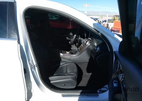 2017 Mercedes-Benz C 300 z USA, uszkodzony, nr VIN 55SWF4JB8HU211538